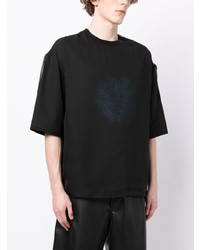 schwarzes besticktes T-Shirt mit einem Rundhalsausschnitt von SONGZIO