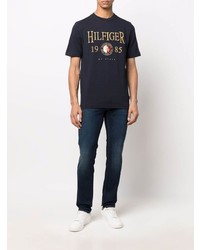 schwarzes besticktes T-Shirt mit einem Rundhalsausschnitt von Tommy Hilfiger