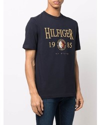 schwarzes besticktes T-Shirt mit einem Rundhalsausschnitt von Tommy Hilfiger