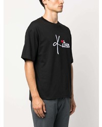 schwarzes besticktes T-Shirt mit einem Rundhalsausschnitt von Kiton
