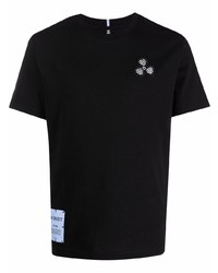 schwarzes besticktes T-Shirt mit einem Rundhalsausschnitt von McQ