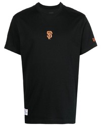 schwarzes besticktes T-Shirt mit einem Rundhalsausschnitt von New Era Cap