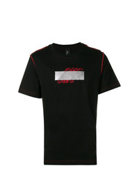 schwarzes besticktes T-Shirt mit einem Rundhalsausschnitt von Omc