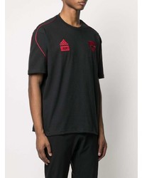 schwarzes besticktes T-Shirt mit einem Rundhalsausschnitt von adidas