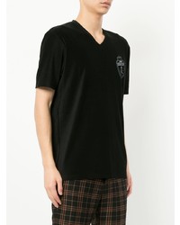 schwarzes besticktes T-Shirt mit einem V-Ausschnitt von Loveless