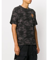 schwarzes Camouflage T-Shirt mit einem Rundhalsausschnitt von Unravel Project