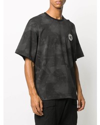 schwarzes Camouflage T-Shirt mit einem Rundhalsausschnitt von White Mountaineering