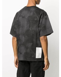 schwarzes Camouflage T-Shirt mit einem Rundhalsausschnitt von White Mountaineering