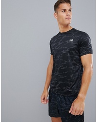 schwarzes Camouflage T-Shirt mit einem Rundhalsausschnitt von New Balance