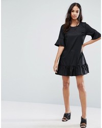 schwarzes gerade geschnittenes Kleid mit Rüschen von Boohoo