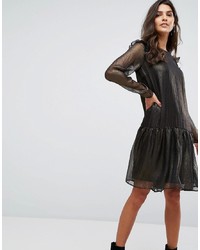 schwarzes gerade geschnittenes Kleid mit Rüschen von Y.a.s