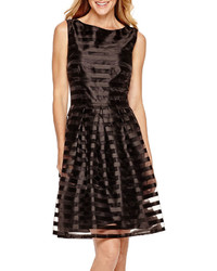 schwarzes horizontal gestreiftes ausgestelltes Kleid