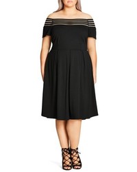 schwarzes horizontal gestreiftes schulterfreies Kleid