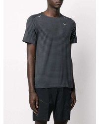 schwarzes horizontal gestreiftes T-Shirt mit einem Rundhalsausschnitt von Nike