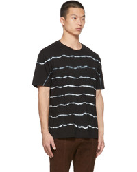 schwarzes horizontal gestreiftes T-Shirt mit einem Rundhalsausschnitt von FREI-MUT