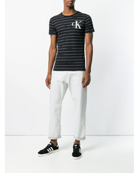 schwarzes horizontal gestreiftes T-Shirt mit einem Rundhalsausschnitt von Calvin Klein Jeans