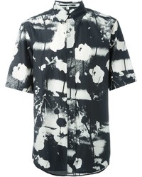 schwarzes Kurzarmhemd mit Blumenmuster von McQ by Alexander McQueen