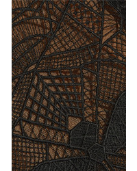 schwarzes Midikleid aus Spitze mit geometrischem Muster von JONATHAN SIMKHAI