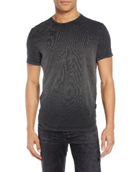 schwarzes T-Shirt mit einem Rundhalsausschnitt mit Farbverlauf