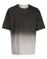 schwarzes T-Shirt mit einem Rundhalsausschnitt mit Farbverlauf von Attachment