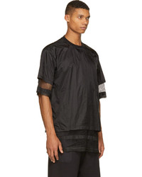 schwarzes T-Shirt mit einem Rundhalsausschnitt aus Netzstoff von Kokon To Zai