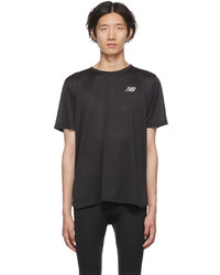 schwarzes T-Shirt mit einem Rundhalsausschnitt aus Netzstoff von New Balance