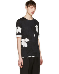 schwarzes T-Shirt mit einem Rundhalsausschnitt mit Blumenmuster von 3.1 Phillip Lim