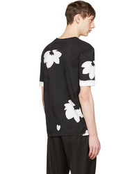 schwarzes T-Shirt mit einem Rundhalsausschnitt mit Blumenmuster von 3.1 Phillip Lim