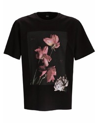 schwarzes T-Shirt mit einem Rundhalsausschnitt mit Blumenmuster von BOSS