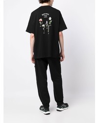 schwarzes T-Shirt mit einem Rundhalsausschnitt mit Blumenmuster von FIVE CM