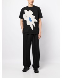 schwarzes T-Shirt mit einem Rundhalsausschnitt mit Blumenmuster von Paul Smith