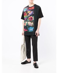 schwarzes T-Shirt mit einem Rundhalsausschnitt mit Blumenmuster von Yohji Yamamoto