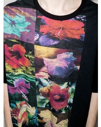 schwarzes T-Shirt mit einem Rundhalsausschnitt mit Blumenmuster von Yohji Yamamoto