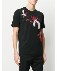 schwarzes T-Shirt mit einem Rundhalsausschnitt mit Blumenmuster von Maison Margiela