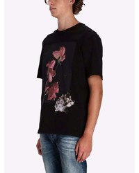 schwarzes T-Shirt mit einem Rundhalsausschnitt mit Blumenmuster von BOSS