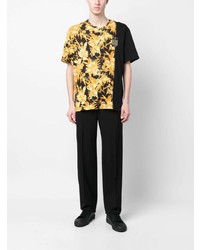 schwarzes T-Shirt mit einem Rundhalsausschnitt mit Blumenmuster von Just Cavalli