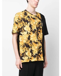 schwarzes T-Shirt mit einem Rundhalsausschnitt mit Blumenmuster von Just Cavalli