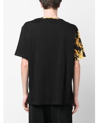 schwarzes T-Shirt mit einem Rundhalsausschnitt mit Blumenmuster von Just Cavalli