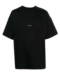 schwarzes T-Shirt mit einem Rundhalsausschnitt mit Blumenmuster von Oamc