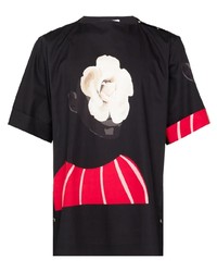 schwarzes T-Shirt mit einem Rundhalsausschnitt mit Blumenmuster von Orange Culture