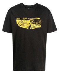 schwarzes T-Shirt mit einem Rundhalsausschnitt mit Blumenmuster von Puma