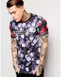 schwarzes T-Shirt mit einem Rundhalsausschnitt mit Blumenmuster