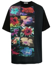 schwarzes T-Shirt mit einem Rundhalsausschnitt mit Blumenmuster von Yohji Yamamoto