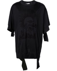 schwarzes T-Shirt mit einem Rundhalsausschnitt mit Destroyed-Effekten von Haculla