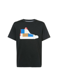 schwarzes T-Shirt mit einem Rundhalsausschnitt mit Flicken