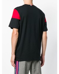 schwarzes T-Shirt mit einem Rundhalsausschnitt mit Flicken von Hilfiger Collection