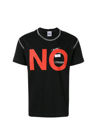 schwarzes T-Shirt mit einem Rundhalsausschnitt mit Flicken von Tigran Avetysian