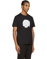 schwarzes T-Shirt mit einem Rundhalsausschnitt mit geometrischem Muster von Markus Lupfer