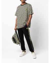 schwarzes T-Shirt mit einem Rundhalsausschnitt mit geometrischem Muster von MCM