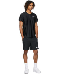 schwarzes T-Shirt mit einem Rundhalsausschnitt mit Karomuster von Nike